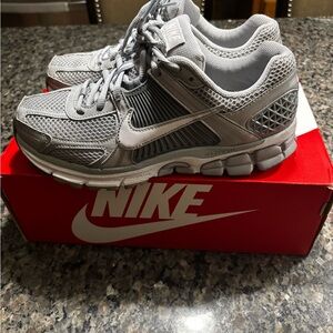 Nike Zoom Vomero 5 Running Shoes